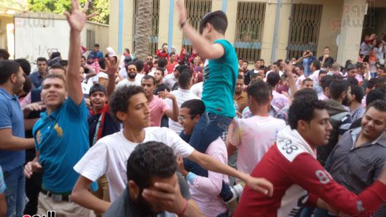 طلاب جامعة القاهرة يرقصون على أغنية أزعرينا (21)