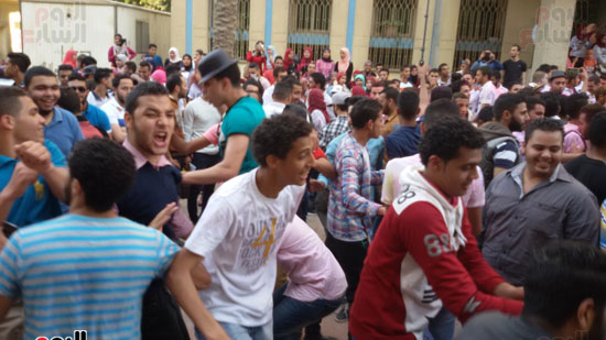 طلاب جامعة القاهرة يرقصون على أغنية أزعرينا (22)
