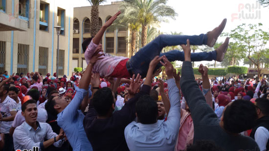 طلاب جامعة القاهرة يرقصون على أغنية أزعرينا (23)