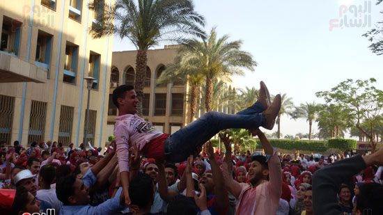 طلاب جامعة القاهرة يرقصون على أغنية أزعرينا (25)