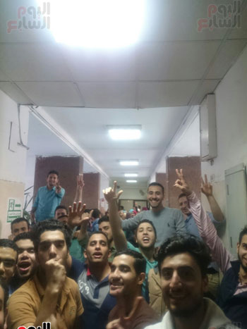 الطلاب يدخلوا فى اعتصام أمام مكتب دكتور المادة (1)