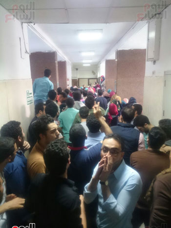 الطلاب يدخلوا فى اعتصام أمام مكتب دكتور المادة (2)