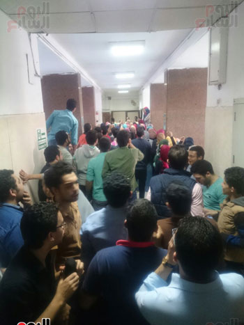 الطلاب يدخلوا فى اعتصام أمام مكتب دكتور المادة (4)