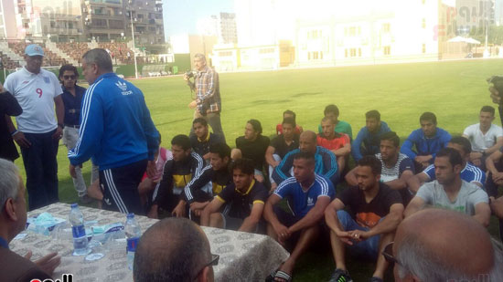 اجتماع أحمد ضيف صقر محافظ الغربية مع لاعبى طنطا (1)