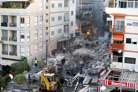 1-(1)انهيار مبنى سكنى بمدينة لوس كريستيانوس السياحية بجزر الكنارى