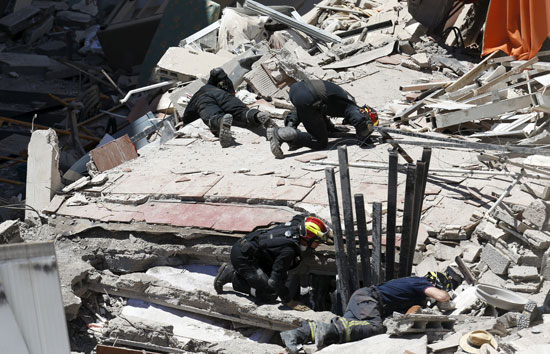 1-(2)انهيار مبنى سكنى بمدينة لوس كريستيانوس السياحية بجزر الكنارى