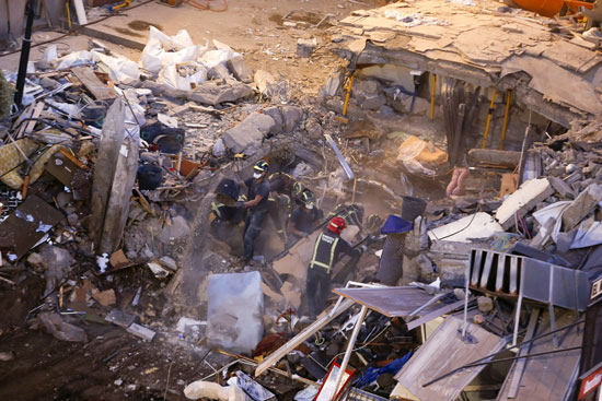 1-(11)انهيار مبنى سكنى بمدينة لوس كريستيانوس السياحية بجزر الكنارى