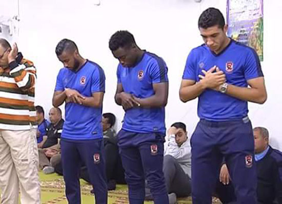 لاعبو الاهلى يؤدون الصلاة  (1)
