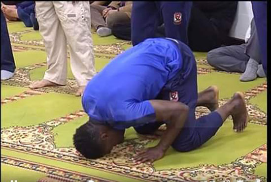 لاعبو الاهلى يؤدون الصلاة  (2)