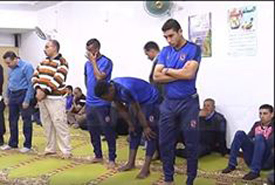 لاعبو الاهلى يؤدون الصلاة  (3)