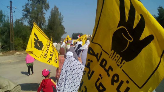 الإخوان يرفعون شعارات رابعة وصور مرسى فى تظاهرات تعيين الحدود (3)
