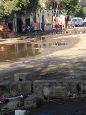  مياه الصرف الصحى تغمر الشوارع الرئيسية بعرب الحصن (1)