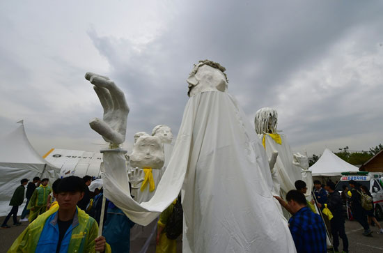 كوريا الجنوبية تحيى ذكرى مصرع 300 شخصا فى غرق عبارة سيول (10)