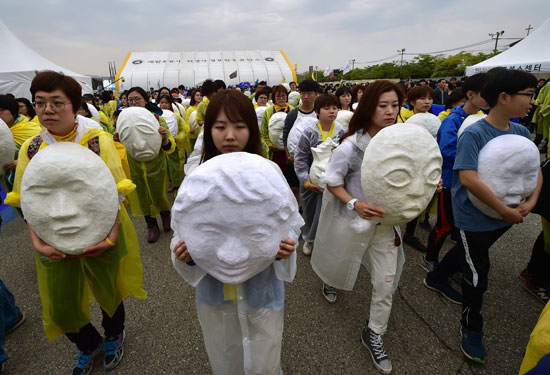 كوريا الجنوبية تحيى ذكرى مصرع 300 شخصا فى غرق عبارة سيول (11)