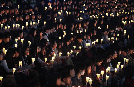 كوريا الجنوبية تحيى ذكرى مصرع 300 شخصا فى غرق عبارة سيول (14)
