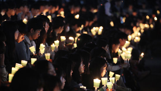 كوريا الجنوبية تحيى ذكرى مصرع 300 شخصا فى غرق عبارة سيول (18)