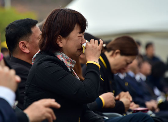 كوريا الجنوبية تحيى ذكرى مصرع 300 شخصا فى غرق عبارة سيول (20)