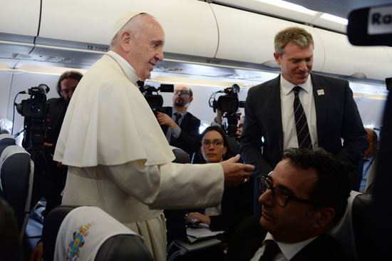 البابا فرنسيس يصل جزيرة ليسبوس اليونانية لتأكيد تضامنه مع المهاجرين (1)