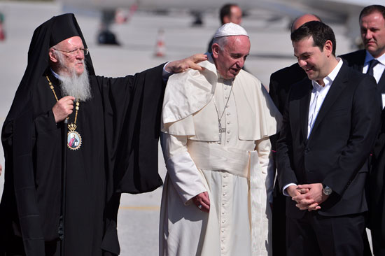 البابا فرنسيس يصل جزيرة ليسبوس اليونانية لتأكيد تضامنه مع المهاجرين (10)