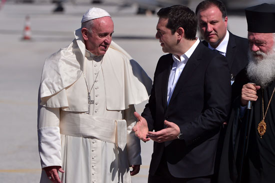 البابا فرنسيس يصل جزيرة ليسبوس اليونانية لتأكيد تضامنه مع المهاجرين (12)