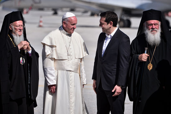 البابا فرنسيس يصل جزيرة ليسبوس اليونانية لتأكيد تضامنه مع المهاجرين (13)