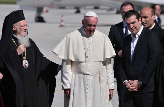 البابا فرنسيس يصل جزيرة ليسبوس اليونانية لتأكيد تضامنه مع المهاجرين (14)