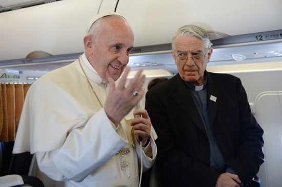 البابا فرنسيس يصل جزيرة ليسبوس اليونانية لتأكيد تضامنه مع المهاجرين (2)
