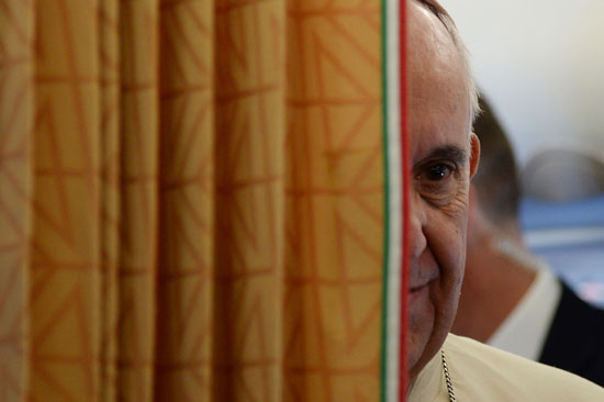 البابا فرنسيس يصل جزيرة ليسبوس اليونانية لتأكيد تضامنه مع المهاجرين (3)