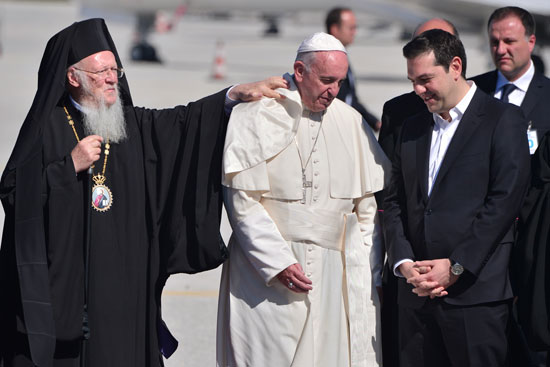 البابا فرنسيس يصل جزيرة ليسبوس اليونانية لتأكيد تضامنه مع المهاجرين (5)