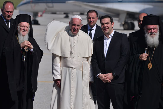 البابا فرنسيس يصل جزيرة ليسبوس اليونانية لتأكيد تضامنه مع المهاجرين (6)