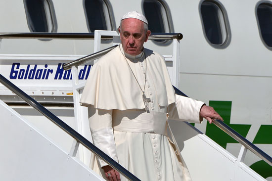 البابا فرنسيس يصل جزيرة ليسبوس اليونانية لتأكيد تضامنه مع المهاجرين (7)