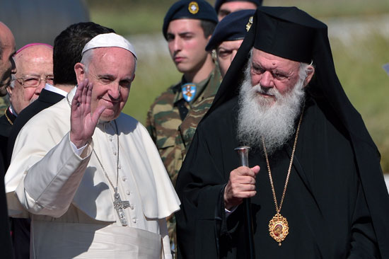 البابا فرنسيس يصل جزيرة ليسبوس اليونانية لتأكيد تضامنه مع المهاجرين (8)