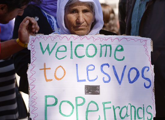البابا فرنسيس يصل جزيرة ليسبوس اليونانية لتأكيد تضامنه مع المهاجرين (9)