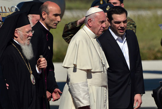 البابا فرنسيس يصل جزيرة ليسبوس اليونانية لتأكيد تضامنه مع المهاجرين (15)