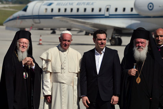البابا فرنسيس يصل جزيرة ليسبوس اليونانية لتأكيد تضامنه مع المهاجرين (16)