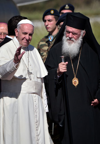 البابا فرنسيس يصل جزيرة ليسبوس اليونانية لتأكيد تضامنه مع المهاجرين (17)