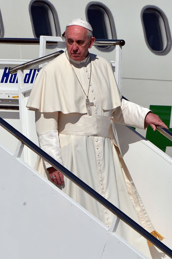 البابا فرنسيس يصل جزيرة ليسبوس اليونانية لتأكيد تضامنه مع المهاجرين (18)