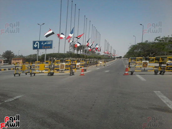 أعلام-مصر-وفرنسا-تزين-طريق-المطار-(1)