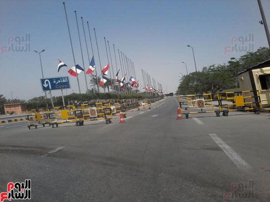 أعلام-مصر-وفرنسا-تزين-طريق-المطار-(2)