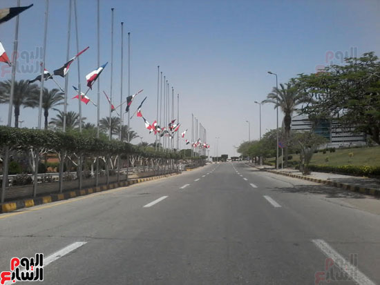 أعلام-مصر-وفرنسا-تزين-طريق-المطار-(5)