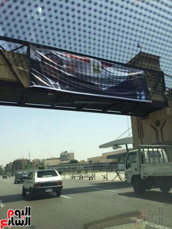 تعليق لافتات بطريق مطار القاهرة للترحيب بزيارة الرئيس الفرنسى (1)