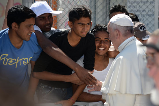 البابا فرانسيس يزور مخيمات اللاجئين فى اليونان (1)