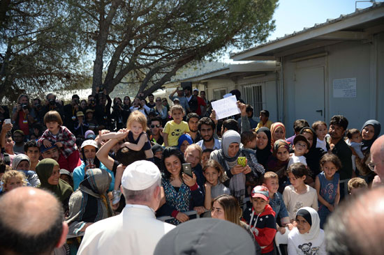 البابا فرانسيس يزور مخيمات اللاجئين فى اليونان (10)