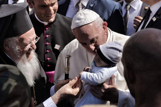البابا فرانسيس يزور مخيمات اللاجئين فى اليونان (11)
