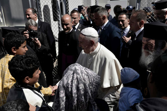 البابا فرانسيس يزور مخيمات اللاجئين فى اليونان (12)