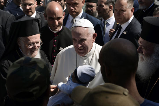 البابا فرانسيس يزور مخيمات اللاجئين فى اليونان (13)