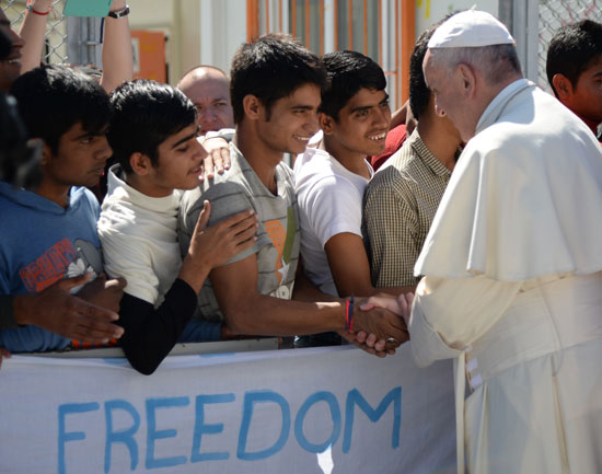 البابا فرانسيس يزور مخيمات اللاجئين فى اليونان (16)