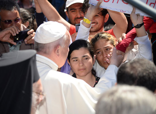 البابا فرانسيس يزور مخيمات اللاجئين فى اليونان (2)
