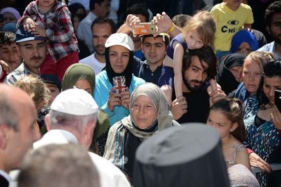 البابا فرانسيس يزور مخيمات اللاجئين فى اليونان (4)