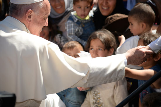 البابا فرانسيس يزور مخيمات اللاجئين فى اليونان (5)